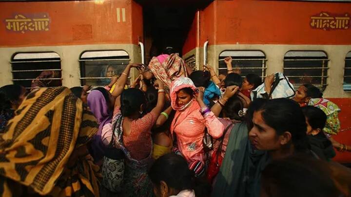 ट्रेन में अगर कोई महिला बिना रिजर्वेशन या बिना टिकट के सफर करती है. अगर महिला के पास पैसे नहीं तो ऐसे में टीटीई ट्रेन से नहीं उतार सकता. कुछ शर्तों के साथ महिला को सफर जारी रखने दिया जा सकता है.