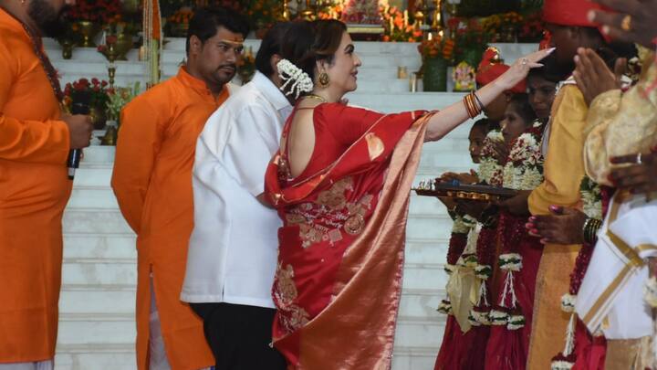 আম্বানি পরিবার 'মানব সেবাই মাধব সেবা' এই মন্ত্রে বিশ্বাসী। অর্থাৎ মানুষের সেবা করাই ঈশ্বরের সেবা করার সমান। বাড়ির যেকোনও বড় অনুষ্ঠানের শুরুই অন্যদের সাহায্যের মাধ্যমে করে থাকেন তাঁরা।