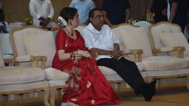 সামনেই অনন্ত আম্বানি ও রাধিকা মার্চেন্টের বিয়ে। তার আগে চলছে প্রাক-বিবাহ অনুষ্ঠান পর্ব। তারই অংশ হিসেবে গণবিবাহের আয়োজন করল আম্বানি পরিবার।