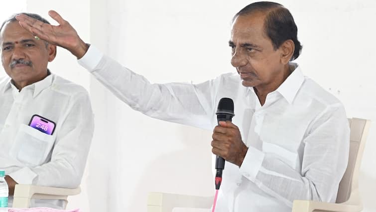 KCR meets BRS ZP Chairmans in Medak erravalli farm house KCR News: కాంగ్రెస్ పార్టీకి వింత లక్షణం, అలా ఛీ అనిపించుకుంటది - కేసీఆర్