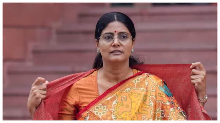 अनुप्रिया पटेल की पार्टी का भी प्रदर्शन इस बार लोकसभा चुनाव में कुछ खास नहीं रहा था. ऐसे में पिछड़ों के मुद्दे उठाकर अपनी ही सरकार को घेरने के पीछे की मंशा के भी कई मायने निकाले जा रहे हैं.