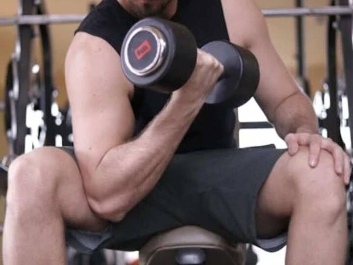 ਚੰਗੀ ਸਿਹਤ ਲਈ ਵਰਕਆਊਟ (workout) ਅਤੇ ਐਕਸਰਸਾਈਜ ਕਰਨਾ ਅਸਲ ਵਿੱਚ ਚੰਗੀ ਗੱਲ ਹੈ। ਰੋਜ਼ ਸਵੇਰੇ ਕਸਰਤ ਕਰਨ ਨਾਲ ਸਰੀਰ ਤੰਦਰੁਸਤ ਰਹੇਗਾ ਅਤੇ ਕਈ ਬਿਮਾਰੀਆਂ ਦੂਰ ਰਹਿਣਗੀਆਂ। ਪਰ ਵਰਕਆਊਟ ਕਰਨ ਤੋਂ ਬਾਅਦ ਅਤੇ ਵਰਕਆਊਟ ਕਰਨ ਤੋਂ ਪਹਿਲਾਂ ਕੁਝ ਲੋਕ ਅਕਸਰ ਅਜਿਹੀਆਂ ਗਲਤੀਆਂ ਕਰ ਲੈਂਦੇ ਹਨ, ਜਿਸ ਦਾ ਨਤੀਜਾ ਉਨ੍ਹਾਂ ਨੂੰ ਬਾਅਦ 'ਚ ਭੁਗਤਣਾ ਪੈਂਦਾ ਹੈ। ਆਓ ਅੱਜ ਅਸੀਂ ਤੁਹਾਨੂੰ ਦੱਸਦੇ ਹਾਂ ਕਿ ਵਰਕਆਉਟ ਤੋਂ ਠੀਕ ਪਹਿਲਾਂ ਕਿਸ ਤਰ੍ਹਾਂ ਦੇ ਕੰਮ ਨੂੰ ਕਰਨ ਤੋਂ ਬਚਣਾ (things should never do before workout) ਚਾਹੀਦਾ ਹੈ।