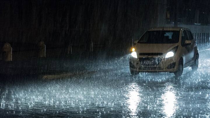 बरसात के मौसम में सड़कों पर खूब पानी इक्ठ्ठा हो जाता है. जिसके चलते कार की बाॅडी डैमेज होने का खतरा बना रहता है. कार की बैटरी में भी दिक्कत आ सकती है.