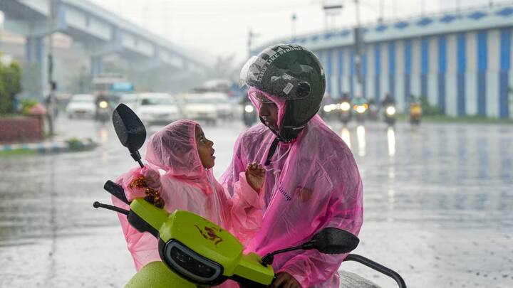 মধ্য আষাঢ়ে রাজ্যজুড়ে অবিরাম বৃষ্টি। বুধবার থেকে শুক্রবার পর্যন্ত রাজ্যজুড়ে ভারী বৃষ্টির পূর্বাভাস। বুধ ও বৃহস্পতিবার ভারী বৃষ্টি হবে বীরভূম, পশ্চিম বর্ধমান এবং মুর্শিদাবাদ জেলায়। শুক্রবার দুই ২৪ পরগনা ও দুই মেদিনীপুরেও ভারী বৃষ্টির পূর্বাভাস রয়েছে।