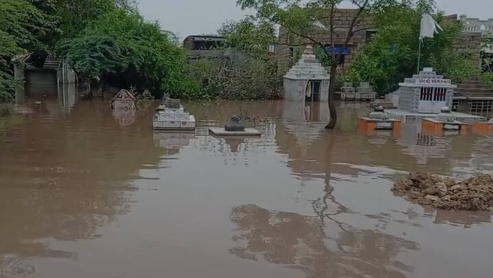 જૂનાગઢ જિલ્લામાં છેલ્લા 24 કલાકથી અનરાધાર વરસાદે મેઘતાંડવ જેવી પરિસ્થિતિ સર્જી છે. જૂનાગઢ જિલ્લાના માણાવદર તાલુકામાં સૌથી વધુ 16 ઇંચ જેટલો વરસાદ ખાબક્યો છે.