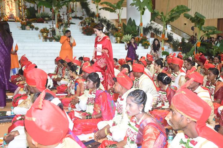 समारोह में शामिल हुए जोड़ों को नीता अंबानी ने अपना आशीर्वाद और शुभकामनाएं दीं.अंबानी परिवार ने हर जोड़े को मंगलसूत्र, शादी की अंगूठियां और नाक की नथ समेत सोने की ज्वैलरी दी.