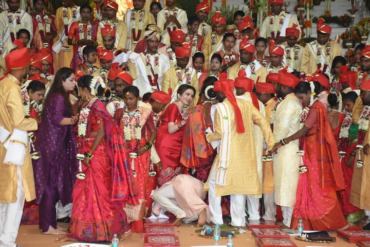 या जोडप्यांनी नीता अंबानी यांचे आशीर्वाद देखील घेतले.