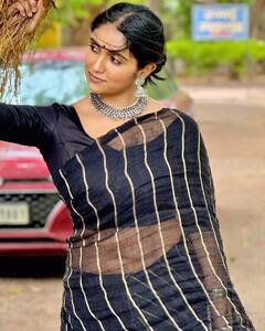 Rinku Rajguru : सारे रंगों से दूर है...! रिंकु राजगुरुच्या ब्लॅक साडीतल्या मोहक अदा