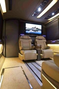 Stars Luxury Vanity Van: फाइव स्टार्स होटल से भी ज्यादा लग्जरी है इन स्टार्स की वैनिटी वैन, कीमत जान लगेगा झटका