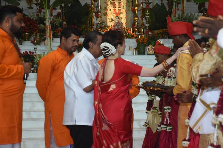 अंबानी परिवार द्वारा आयोजित इस समारोह में तकरीबन 800 लोग शामिल हुए थे.