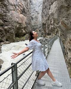 Divyanka Tripathi :टीव्ही अभिनेत्री दिव्यांका त्रिपाठीची पतीसोबत स्वित्झर्लंडमध्ये मस्ती; पाहा फोटो!