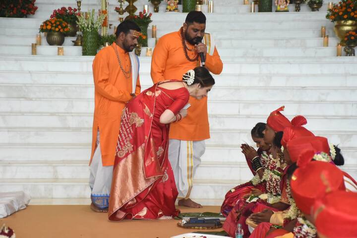 या सामूहिक सोहळ्याची सध्या बरीच चर्चा सुरु आहे.