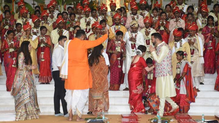 রীতি মেনে বিয়ের অনুষ্ঠানে হাজির ছিলেন প্রায় ৮০০ মানুষ। ছিলেন দম্পতিদের পরিবারের লোকজনও। এই অনুষ্ঠান দিয়ে শুরুর মাধ্যমে আম্বানি পরিবার আসন্ন বিয়ের মরশুমে আরও ১০০ পরিবারের পাশে দাঁড়ানোর প্রতিশ্রুতি দিয়েছেন।