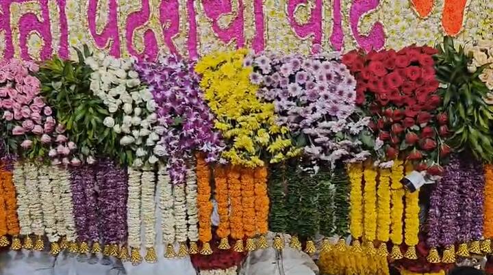 पालखीला सुंदर फुलांनी सजवलं गेलं आहे.