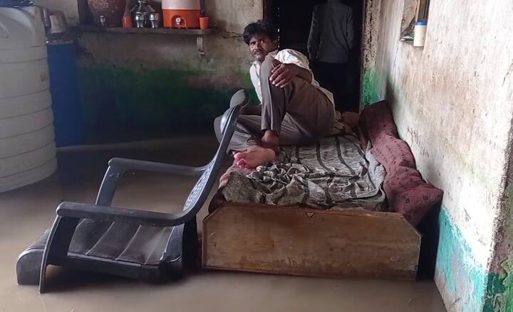 કેશોદ તાલુકાના અનેક ગામડાઓ બેટમાં ફેરવાયા છે. જ્યાં જુઓ ત્યાં માત્ર પાણી જ જોવા મળી રહ્યું છે.  ઘેડ પંથકમાં આવેલા વરસાદ અને નદીઓના પાણીથી લોકોની ઘરવખરી પલળી હતી.  પાલતુ જાનવરો માટેનો ઘાસચારો પણ પલળી ગયો હતો.