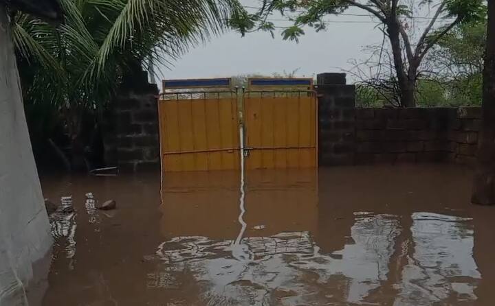 જૂનાગઢ જિલ્લામાં જળતાંડવથી જનજીવન ખોરવાયું છે. કેશોદ તાલુકાના પંચાળા ગામ બેટમાં ફેરવાયું છે. ચારે તરફથી ઓઝત અને સાબરી નદીના પાણી ફરી વળ્યા હતા. પંચાળા અને બાલા ગામમાં જ્યાં જુઓ ત્યાં પાણી જોવા મળી રહ્યું છે. નદીઓના પાણી ફરી વળતા અનેક ગામો સંપર્ક વિહોણા બન્યા છે.