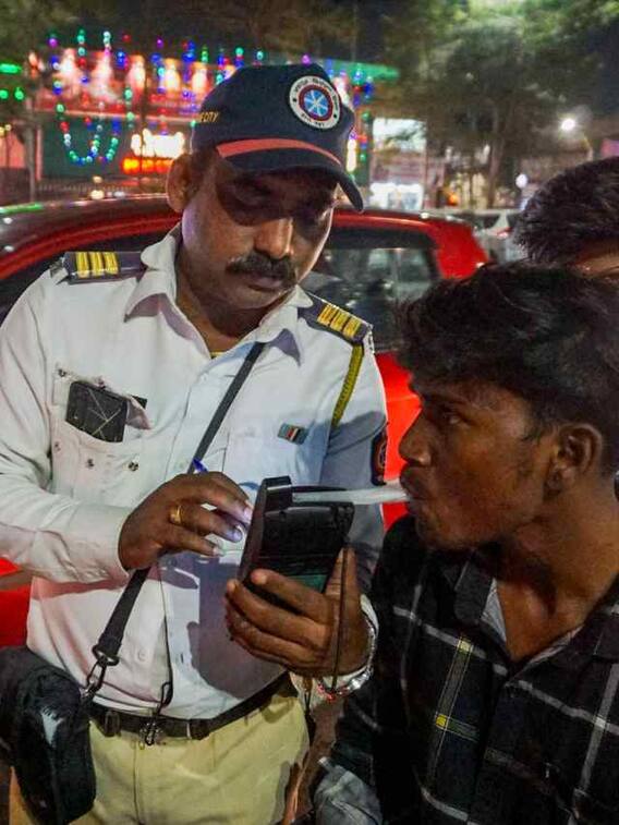 क्या गाड़ी की चाबी निकाल सकता है ट्रैफिक पुलिसकर्मी?