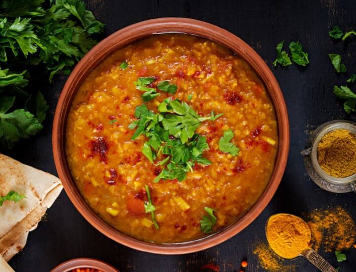 அடுத்தது பசலைக் கீரை சேர்த்து 3 நிமிடம் வதக்கவும். அதன்பின் வேகவைத்த துவரம் பருப்பை சேர்த்து கிளறிவிடவும்.