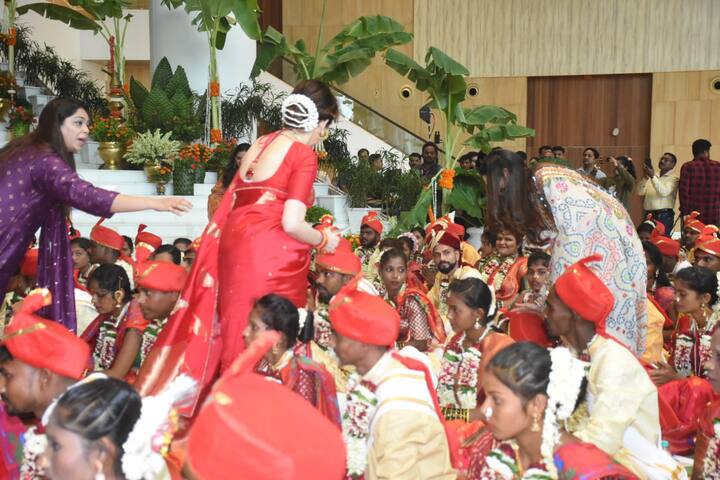 या सोहळ्यात जवळपास 50 हून अधिक जोडपी यामध्ये विवाहबद्ध झाले.