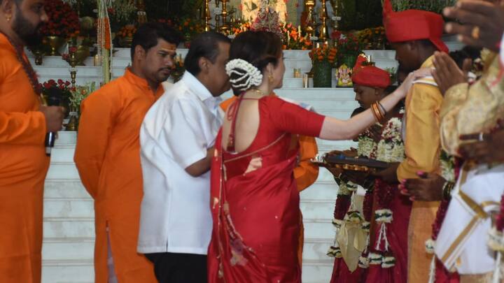 মুকেশ আম্বানি ও নীতা আম্বানির তত্ত্বাবধানে, সমাজের পিছিয়ে পড়া মানুষের জীবনের নতুন অধ্যায় শুরু হল ধুমধাম করে। এই অনুষ্ঠানের মাধ্যমেই প্রাক-বিবাহ পর্ব শুরু হল।