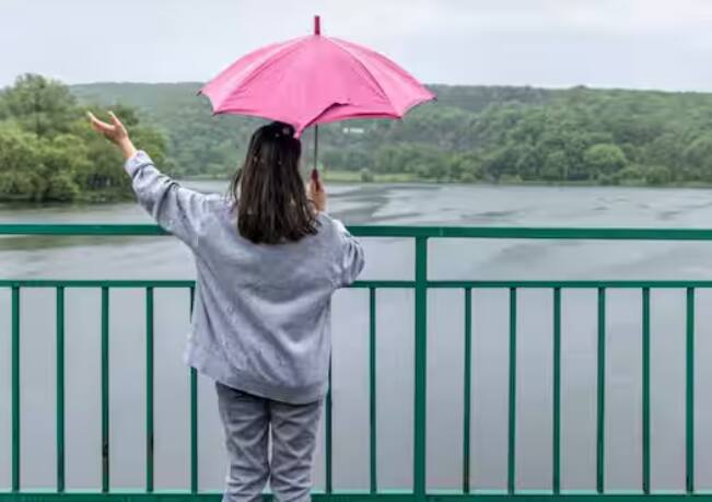 ਇਸ ਮੌਸਮ 'ਚ ਚਮੜੀ ਨਾਲ ਜੁੜੀਆਂ ਕਈ ਸਮੱਸਿਆਵਾਂ ਵੀ ਹੋਣ ਲੱਗ ਜਾਂਦੀਆਂ ਹਨ। ਮੀਂਹ ਦੇ ਮੌਸਮ ਵਿੱਚ ਲੋਕਾਂ ਨੂੰ ਅਕਸਰ ਸਰੀਰ 'ਤੇ ਖਾਰਸ਼ ਹੁੰਦੀ ਹੈ ਜਾਂ ਧੱਫੜ ਪੈ ਜਾਂਦੇ ਹਨ। ਆਓ ਅਸੀਂ ਤੁਹਾਨੂੰ ਇਸ ਲੇਖ ਵਿਚ ਵਿਸਥਾਰ ਨਾਲ ਦੱਸਦੇ ਹਾਂ ਕਿ ਤੁਸੀਂ ਖਾਰਸ਼ ਤੋਂ ਕਿਵੇਂ ਛੁਟਕਾਰਾ ਪਾ ਸਕਦੇ ਹੋ। ਬਰਸਾਤ ਦੇ ਮੌਸਮ 'ਚ ਪਸੀਨੇ ਅਤੇ ਨਮੀ ਕਰਕੇ ਚਮੜੀ ਨਾਲ ਜੁੜੀਆਂ ਸਮੱਸਿਆਵਾਂ ਕਈ ਸਮੱਸਿਆਵਾਂ ਹੋਣੀਆਂ ਸ਼ੁਰੂ ਹੋ ਜਾਂਦੀਆਂ ਹਨ। ਬਰਸਾਤ ਦੇ ਮੌਸਮ ਦੌਰਾਨ ਧੌਣ, ਚਿਹਰੇ, ਹੱਥ, ਲੱਤਾਂ, ਪਿੱਠ, ਕਮਰ ਆਦਿ ਹਿੱਸਿਆਂ 'ਤੇ ਪਸੀਨਾ ਆਉਣ ਕਰਕੇ ਬਹੁਤ ਸਾਰੇ ਲੋਕਾਂ ਦੇ ਸਰੀਰ 'ਤੇ ਖਾਰਸ਼ ਅਤੇ ਧੱਫੜ ਪੈ ਜਾਂਦੇ ਹਨ।