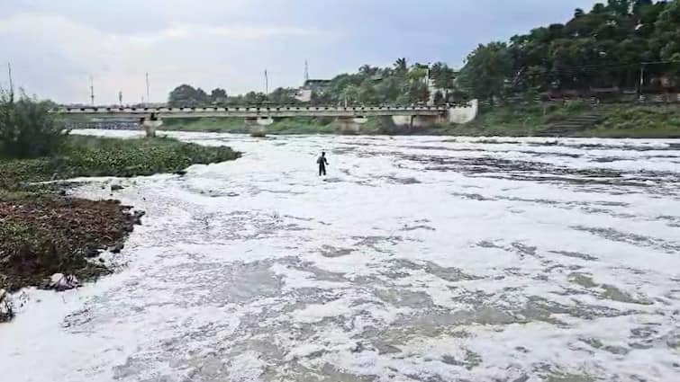 Indrayani River remains foamy Even after Chief Minister Eknath Shinde s inspection Maharashtra Pollution Control Board s neglect Marathi News मुख्यमंत्र्यांच्या पाहणीनंतर तिसऱ्या दिवशीही इंद्रायणी फेसाळलेलीच; प्रदूषण नियंत्रण मंडळाचा दावा पुन्हा फोल
