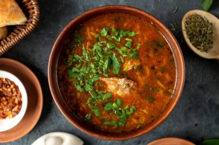 சாம்பாருக்கு தேவையான அளவு தண்ணீர் ஊற்றி சுவைக்கு உப்பு சேர்த்து 15 நிமிடம் மூடிய நிலையில் கொதிக்கவைத்து இறக்கினால் சுவையான பசலைக் கீரை சாம்பார் தயார்