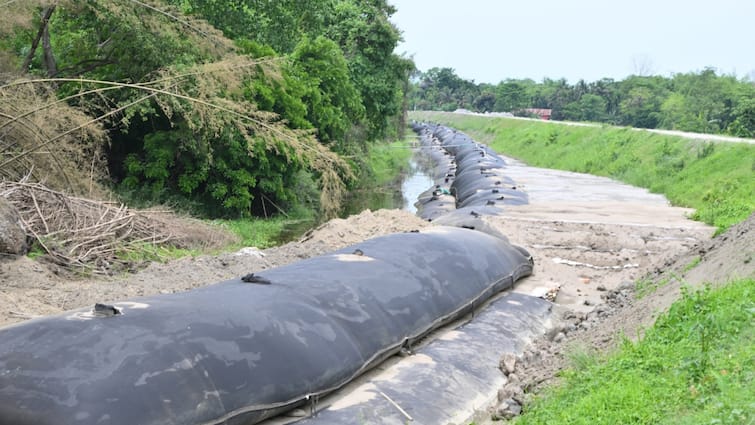 Flood-Hit Assam Plans To Curb Soil Erosion Using Geo Tubes — What Is It And How It Works Flood-Hit Assam Plans To Curb Soil Erosion Using Geo Tubes — What Is It And How It Works