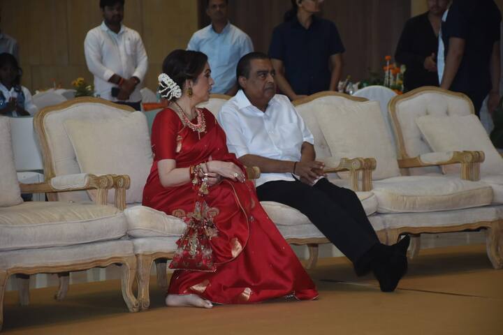 अंबानी परिवार ने गरीब परिवार के लोगों के लिए सामूहिक विवाह कार्यक्रम का आयोजन किया.