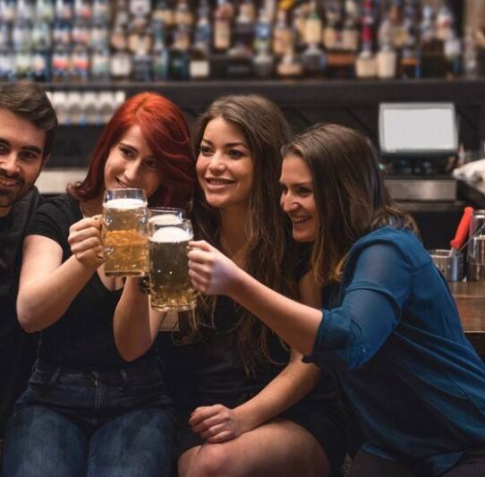 liquor ਦੇ ਸੇਵਨ ਵੇਲੇ ਲੋਕ ਕੁੱਝ ਸਨੈਕਸ ਵੀ ਖਾਂਦੇ ਹਨ। ਇਸ ਵਿੱਚ ਜ਼ਿਆਦਾਤਰ ਮਸਾਲੇਦਾਰ ਚੀਜ਼ਾਂ ਰੱਖੀਆਂ ਜਾਂਦੀਆਂ ਹਨ। ਹਾਲਾਂਕਿ, ਸ਼ਰਾਬ ਦੇ ਨਾਲ ਇਨ੍ਹਾਂ ਦਾ ਸੇਵਨ ਕਰਨਾ ਖਤਰਨਾਕ ਹੈ। ਕੁਝ Snacks ਅਜਿਹੇ ਹੁੰਦੇ ਹਨ ਜੋ ਸਰੀਰ ਪੌਸ਼ਟਿਕ ਤੱਤਾਂ ਨੂੰ ਜਜ਼ਬ ਕਰਨ ਵਿੱਚ ਅਸਮਰੱਥ ਹੁੰਦੇ ਹਨ ਅਤੇ ਐਸਿਡ ਰਿਫਲਕਸ ਅਤੇ ਬਲੋਟਿੰਗ ਵਰਗੀਆਂ ਸਮੱਸਿਆਵਾਂ ਵੱਧ ਜਾਂਦੀਆਂ ਹਨ।