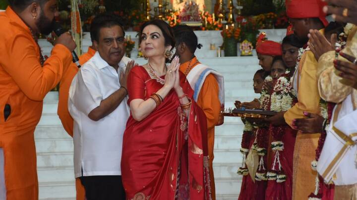 প্রত্যেক নবদম্পতিকে নিজেরা গিয়ে শুভেচ্ছা জানান তাঁরা। সকলেই আম্বানি পরিবারের সান্নিধ্যে আপ্লুত, তা বলাই বাহুল্য।
