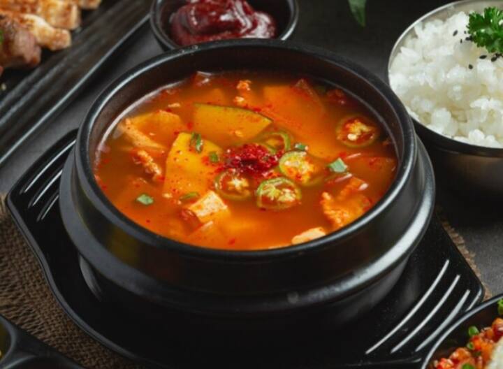 அடுப்பில் கடாயை வைத்து எண்ணெய் ஊற்றி சூடானதும், உளுத்தம் பருப்பு, கடலைப்பருப்பு , சீரகம் மற்றும் கடுகு சேர்க்கவும் வதக்கவும். கடுகு பொரிந்த உடன் பெருங்காய தூள், சின்ன வெங்காயம், பச்சை மிளகாய் சேர்த்து வதக்கவும்.