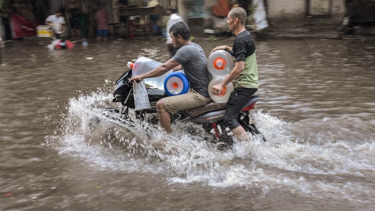 Gujarat Rain News Heavy rains continue 3 National Highway closed in Junagadh Weather Update Forecast IMD Alert Gujarat Rain: गुजरात में भारी बारिश का दौर जारी, जूनागढ़ में 3 NH बंद, जानें- अब आगे कैसा रहेगा मौसम?