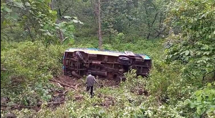 Fatal bus accident at Melghat in Amravati district Private Travels crashed into a ravine near high point of Melghat 22 passengers injured 3 serious maharashtra marathi news मेळघाटच्या हाय पॉइंट जवळ खाजगी बस दरीत कोसळली; भीषण अपघातात 22 प्रवासी जखमी तर 3 जण गंभीर