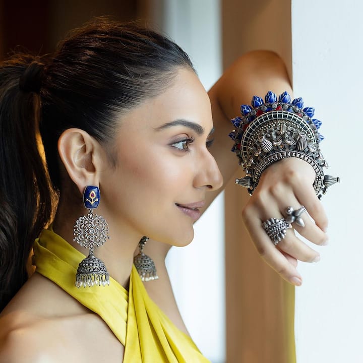 చేతికి పెద్ద గాజులు, చెవులకు అందమైన బుట్టాలు పెట్టుకుని చూపరులను ఆకట్టుకుంటుంది. Photo Credit: Rakul Singh/Instagram