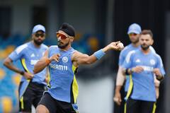 अभिमान, आनंद अन् बरंच काही, भारतीयांची मनं जिंकणाऱ्या अर्शदीपनं आईवडिलांच्या गळ्यात घातलं वर्ल्डकपचं मेडल