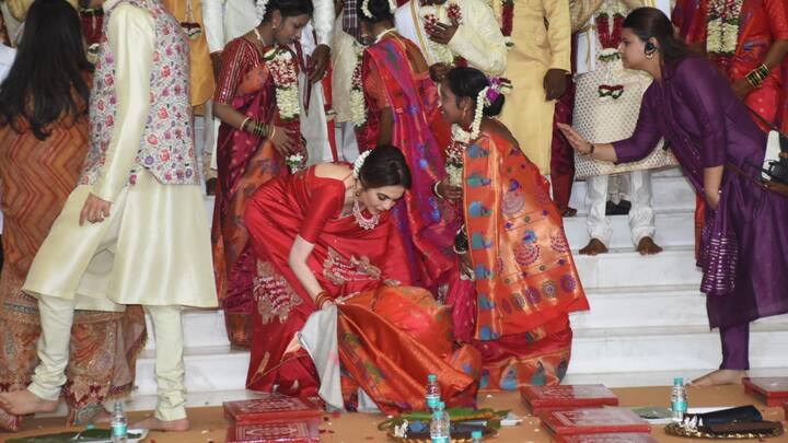 এছাড়া প্রত্যেক কনের হাতে 'স্ত্রীধন' হিসেবে ১ লক্ষ ১ হাজার টাকার চেক তুলে দেওয়া হয়। প্রায় ১ বছরের জন্য যথেষ্ট পরিমাণে দৈনন্দিন জিনিসপত্র, বাজার সবজি, বাসনপত্র, গ্যাস স্টোভ, মিক্সার, ফ্যান, এমনকী বালিশ, তোষকও দেওয়া হয়েছে প্রত্যেককে।