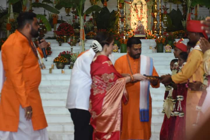 इस कार्यक्रम के दौरान अंबानी का पूरा परिवार इसमें शामिल हुआ. कार्यक्रम की शुरुआत 4.30 बजे से हुई थी.
