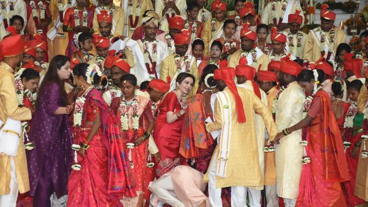 এদিন মুম্বই থেকে ১০০ কিমি দূরে অবস্থিত পালঘর অঞ্চলের প্রায় ৫০-এরও বেশি দুঃস্থ যুগলের বিয়ের আয়োজন করা হয়। রিলায়েন্স কর্পোরেট পার্কে বিয়ের অনুষ্ঠান হয়।