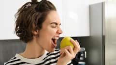 सेब खाने के बाद इन चीजों को भूल से भी न खाएं क्यों शरीर के अंगों को कर सकता है डैमेज