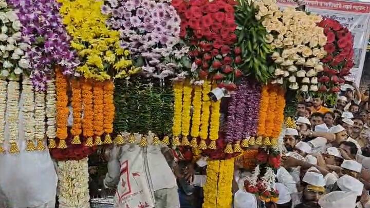 पालखी सोहळ्यात टाळ-मृदंगाच्या नादात आणि चिपळ्यांच्या सुरांवर ‘ज्ञानोबा माउली तुकाराम’चा जयघोष होत आहे.