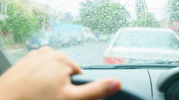 बरसात में कार की सेफ्टी के लिए हमेशा कार में एक इमरजेंसी किट रखें. जिसमें आपको छाता, रेनकोट और टार्च और बैटरी जरूर रखें.