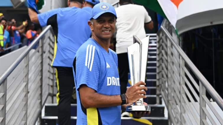 Rahul Dravids Farewell Dressing Room Last Speech After Team India Wins T20 World Cup Rahul Dravid: टीम इंडिया को अलविदा कहने से पहले राहुल द्रविड़ ने दी फाइनल स्पीच, भावुक हुए कोच; देखें वीडियो