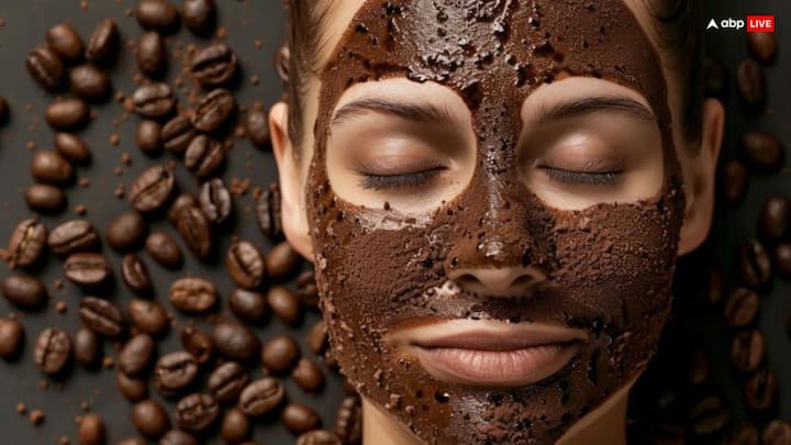 Coffee Benefits: चेहरे पर नेचुरल ग्लो पाने के लिए आप घर पर रहकर कॉफी का इस्तेमाल कर अपने चेहरे को खूबसूरत बना सकते हैं. ये चेहरे को चमकदार, मुलायम और खूबसूरत बनाने में काफी मदद करेगा.