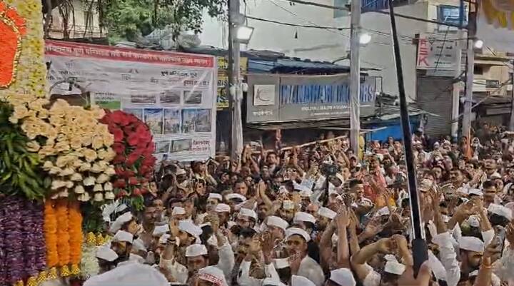 दोन दिवसांच्या मुक्कामानंतर पालखी पंढरपूरच्या दिशेने रवाना झाली आहे.