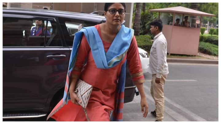 उन्होंने आगे कहा कि इस बार लोकसभ चुनाव में बीजेपी से पिछड़ा वर्ग का वोट छिटक कर इंडिया गठबंधन में चला गया था. ऐसे में अब अपना दल अपनी सियासी जमीन को बचाने की कोशिश कर रहा है.