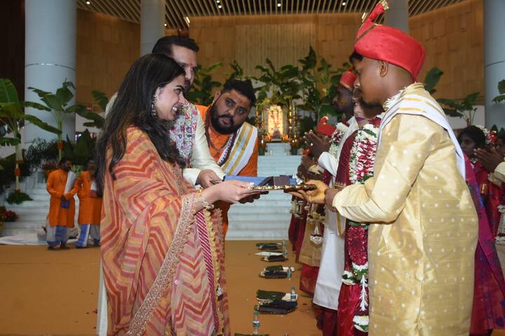 हर जोड़े को एक साल के लिए पर्याप्त किराने और घरेलू सामान भी गिफ्ट में दिए गए. इसमें 36 जरूरी सामान जैसे बर्तन, गैस स्टोव, मिक्सर, पंखा आदि साथ ही एक गद्दा और तकिया भी शामिल हैं.