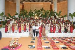 Mukesh Ambani : स्त्रीधन म्हणून लाखभर रुपये,मंगळसूत्र, सोन्याच्या भेटवस्तू;सामूहिक विवाहसोहळ्यात 50 पेक्षा अधिक जोडप्यांचा सहभाग