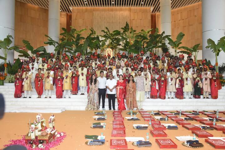 ठाण्यात या सामूहिक विवाह सोहळ्याचं आयोजन करण्यात आलं होतं.