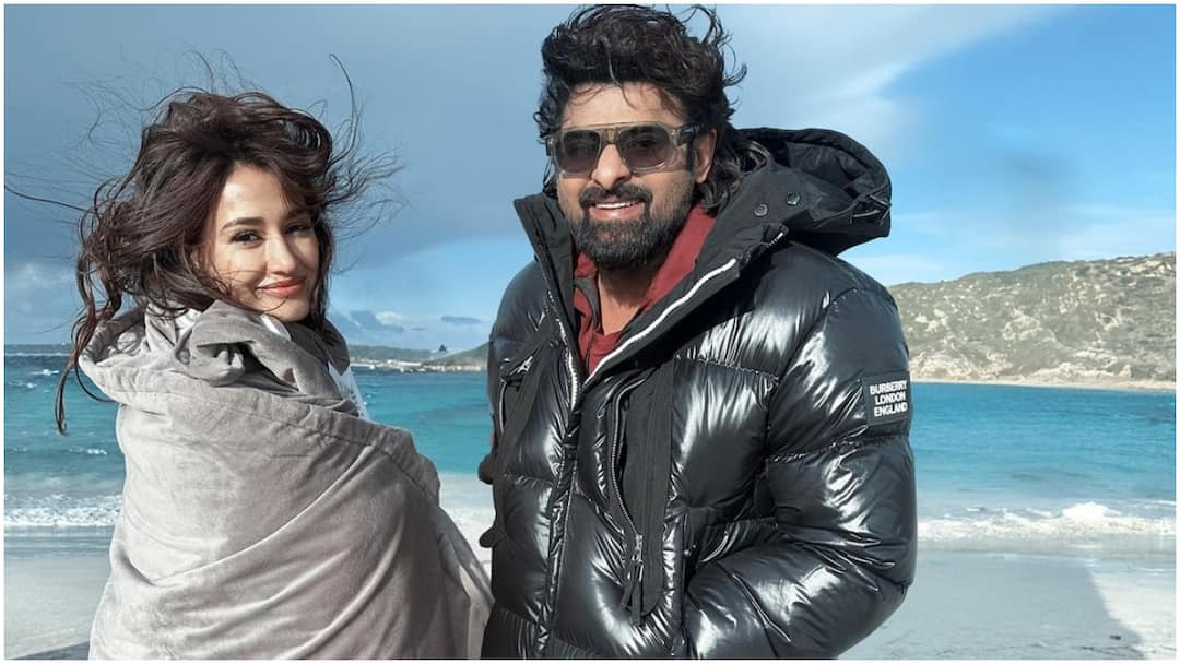 Disha Patani: దిశా పటానీ ఒంటిపై టాటూ - ప్రభాస్ కోసమే అంటున్న ఫ్యాన్స్ Disha Patani tattoo goes viral and fans doubts it as prabhas Disha Patani: దిశా పటానీ ఒంటిపై టాటూ - ప్రభాస్ కోసమే అంటున్న ఫ్యాన్స్